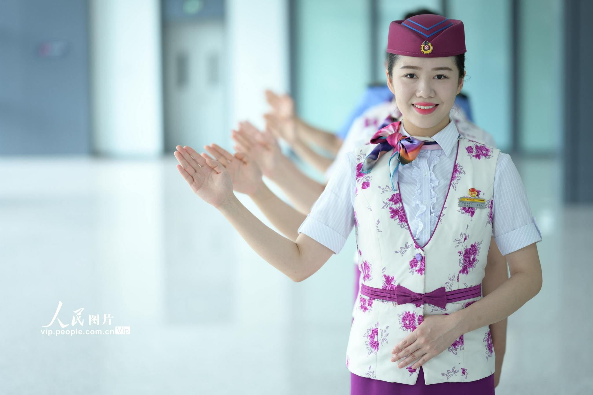 重庆复兴号乘务员开展服务礼仪培训