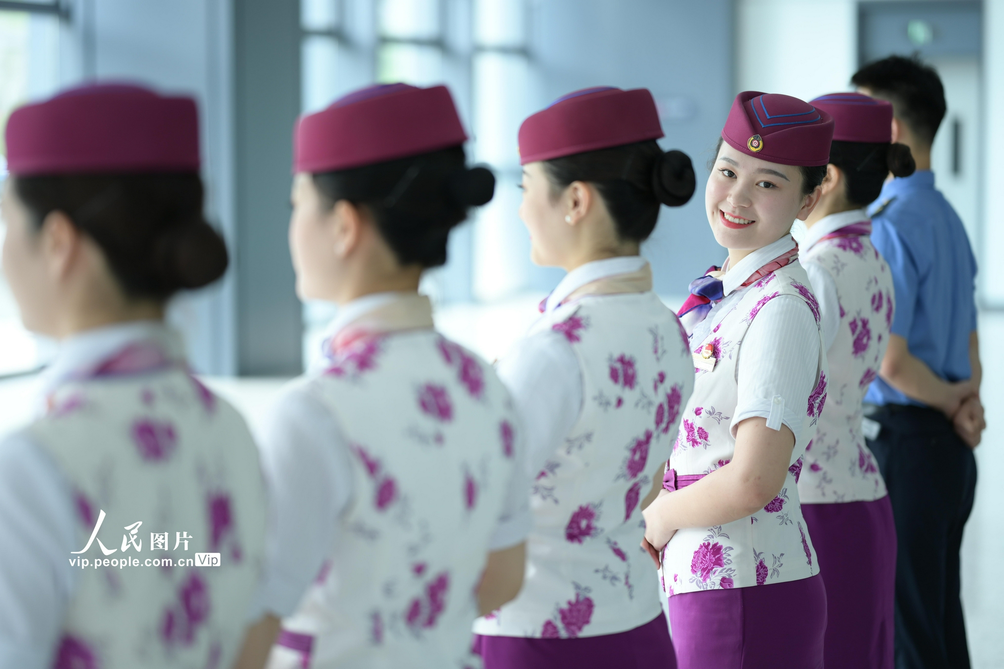 重点对乘务员站姿,蹲姿,手势指引等方面进行强化训练,提升复兴号乘务