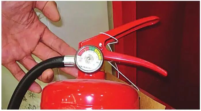 "消防员"上门"检测"灭火器?小心有诈!|灭火器_新浪新闻