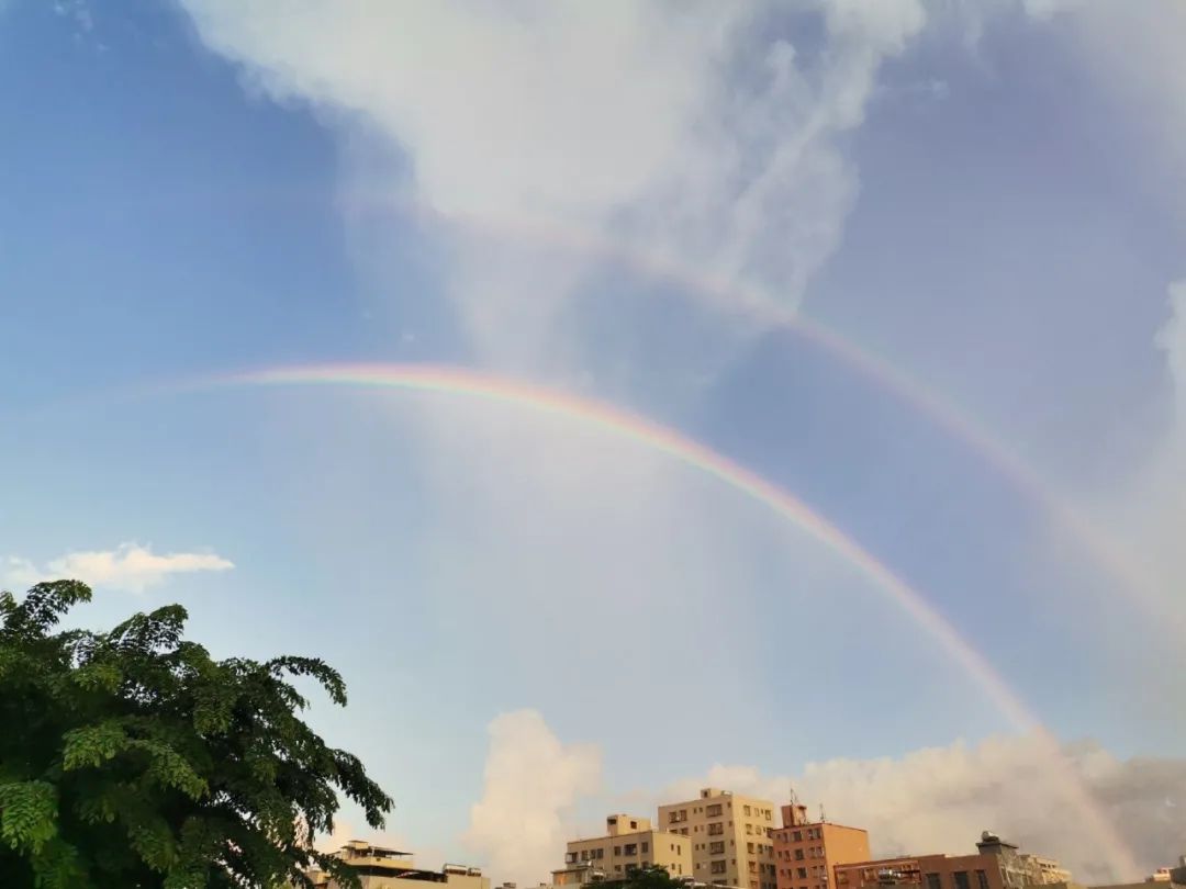海口上空绽放双彩虹