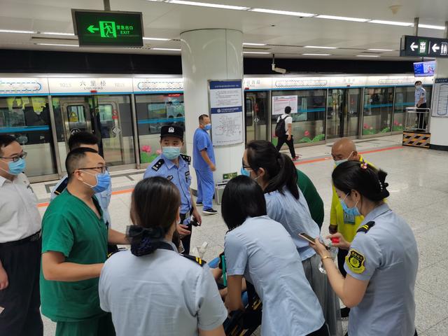 早高峰有乘客晕倒在地铁站，路过的北医三院医生紧急施救休闲区蓝鸢梦想 - Www.slyday.coM