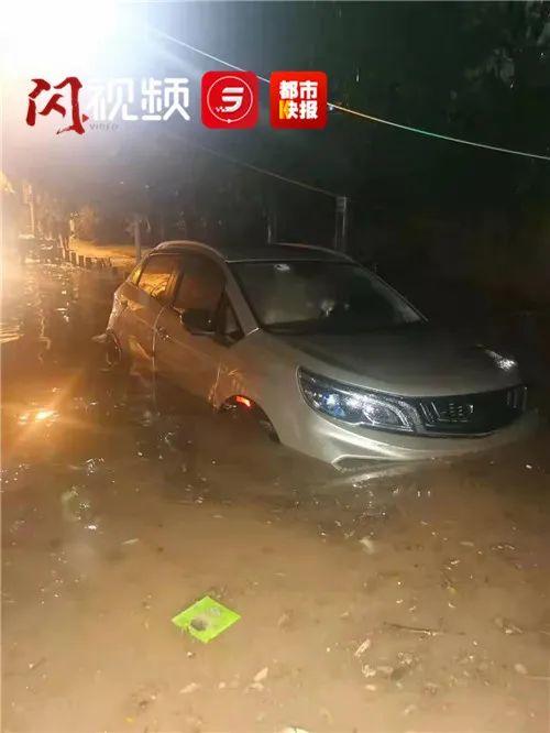 西安一孕妇凌晨乘车就医被困积水！民警救援休闲区蓝鸢梦想 - Www.slyday.coM