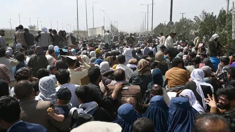 （8月20日，大批阿富汗民众聚集在喀布尔机场附近道路上。图源外媒）