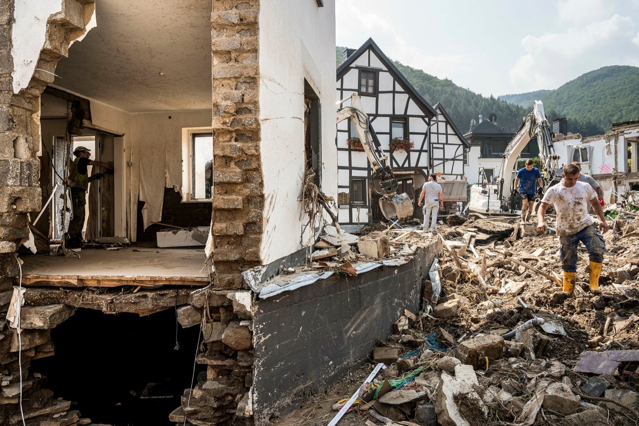  德国雷奇，洪水灾难后，志愿者们正在清理被毁公寓楼