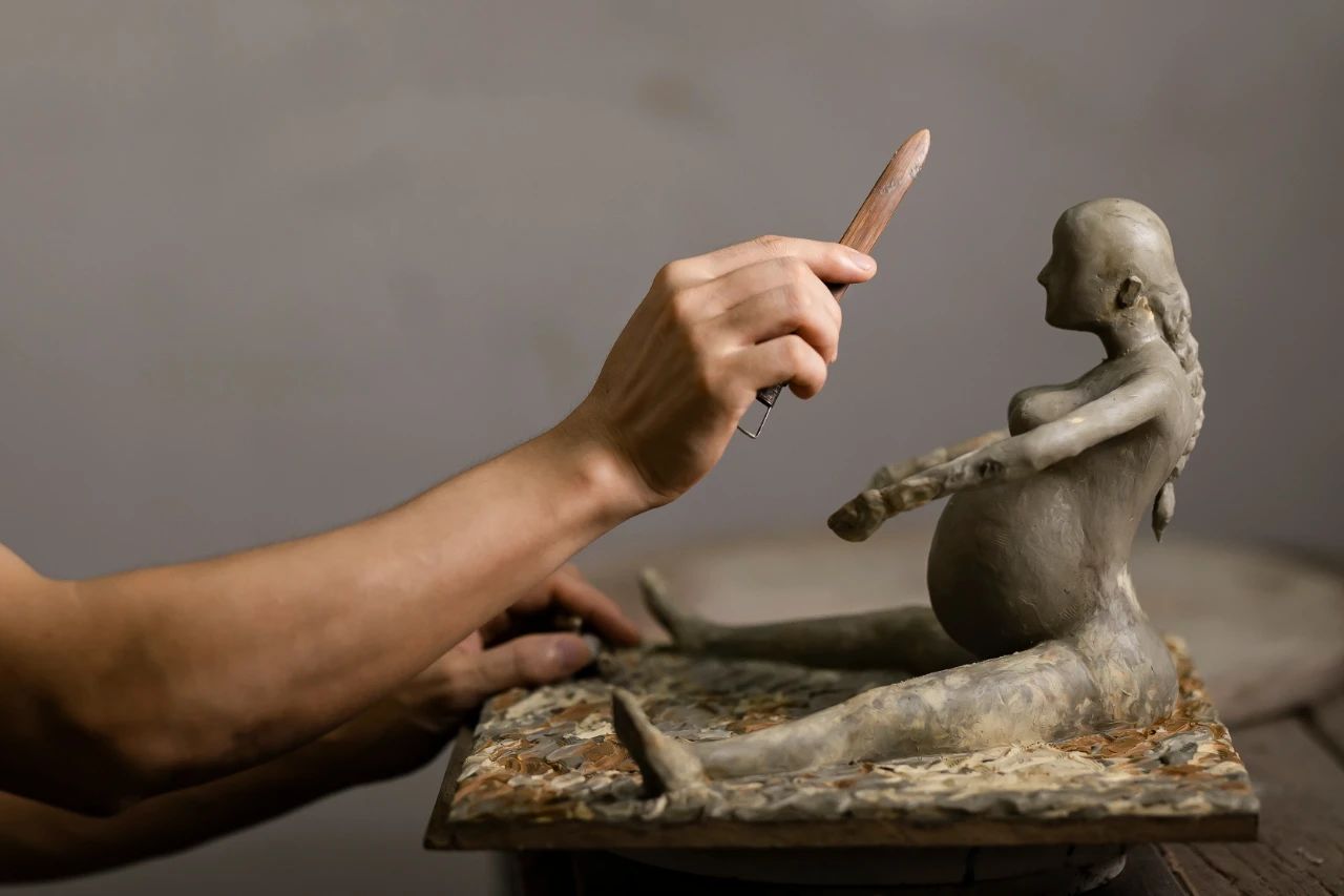 一凿一刻皆人生,他在小洲村的雕塑十年|雕塑|艺术家_新浪新闻