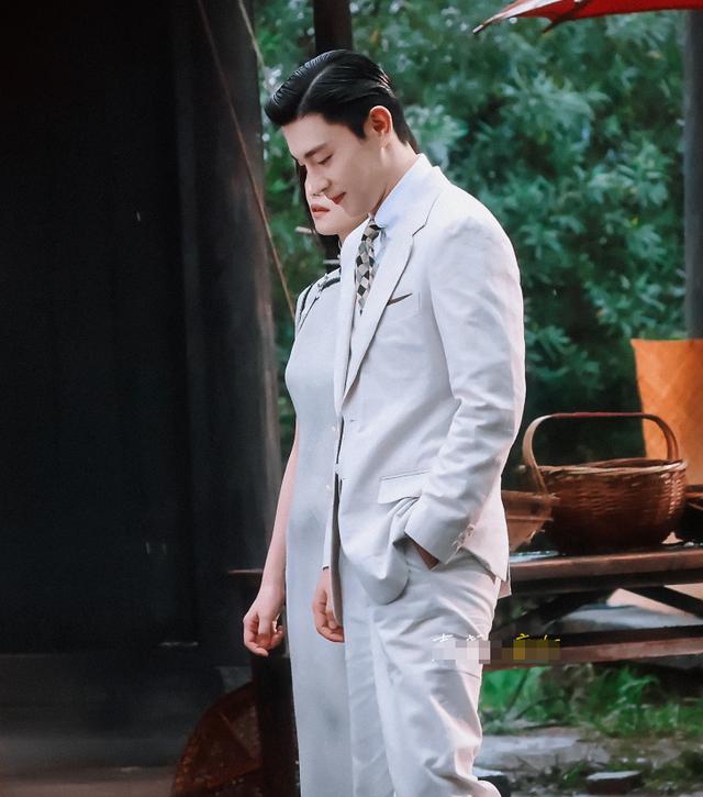 《夜旅人》路透,邓伦"油头"造型绅士儒雅,哪知倪妮身材更抢镜