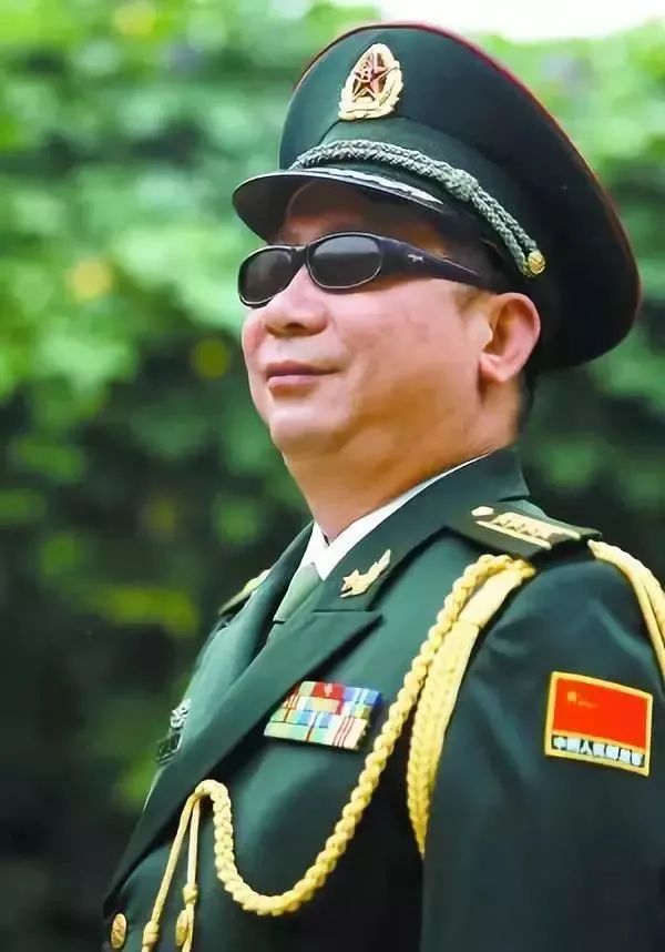 战场上他4次8处重伤，将炸烂的眼球塞进眼眶继续战斗……休闲区蓝鸢梦想 - Www.slyday.coM