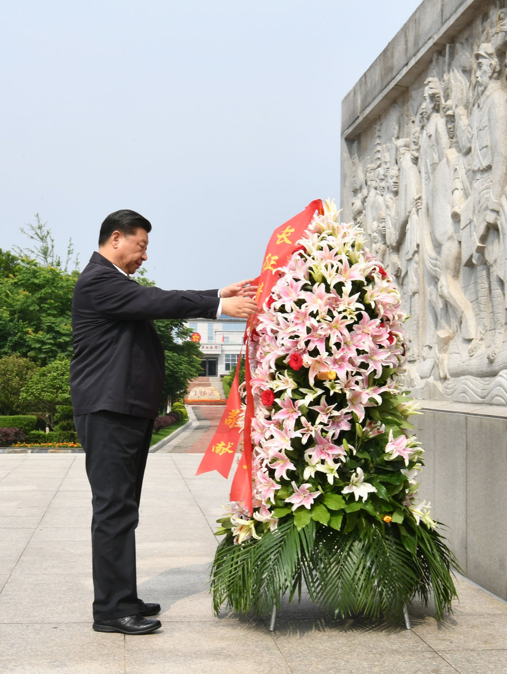 △2019年5月20日,中共中央总书记、国家主席、中央军委主席习近平,来到中央红军长征集结出发地江西省赣州市于都县,向中央红军长征出发纪念碑敬献花篮。新华社记者 谢环驰 摄