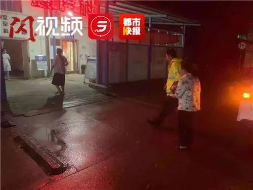 西安一孕妇凌晨乘车就医被困积水！民警救援休闲区蓝鸢梦想 - Www.slyday.coM