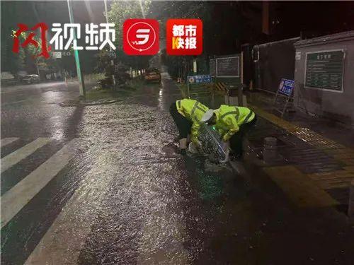 西安一孕妇凌晨乘车就医被困积水！民警救援休闲区蓝鸢梦想 - Www.slyday.coM