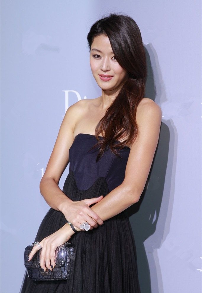 穿抹胸礼裙秀香肩,气场不输任达华|全智贤|任达华|礼服_新浪新闻