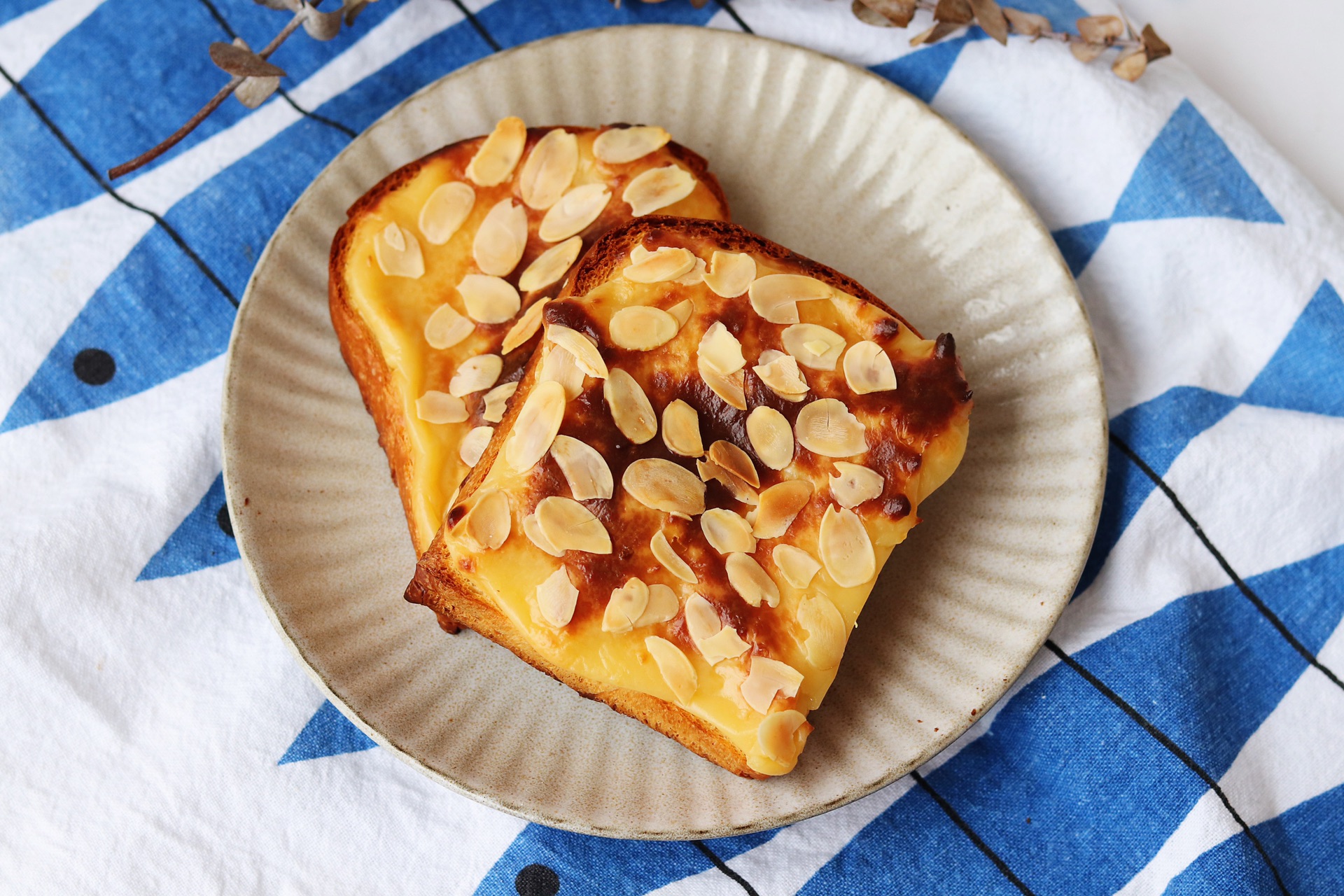 熔岩乳酪吐司,过程十分简单,吐司二次加工,助它重回巅峰