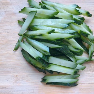 2,黄瓜清洗切粗丝