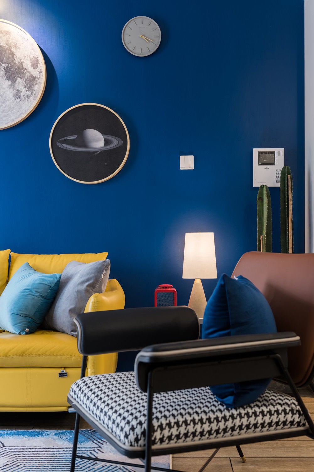 克莱因蓝加上亮丽黄撞色的设计更为独特满足我们对新家的设想