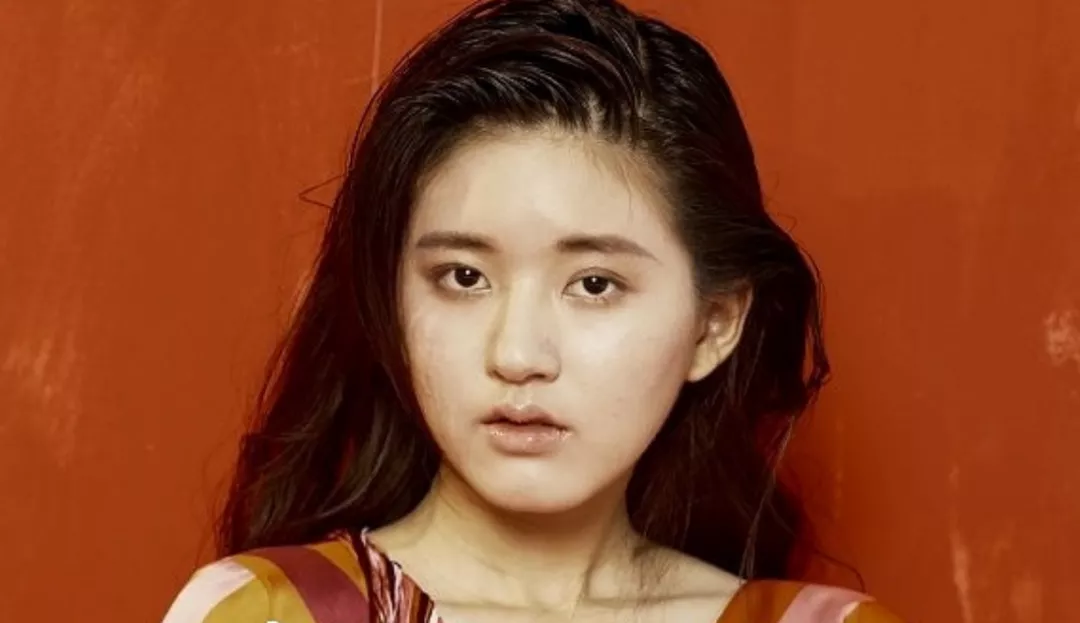 尴尬赵露思杂志未修图流出五官扁平痘痘多少女感全靠后期修