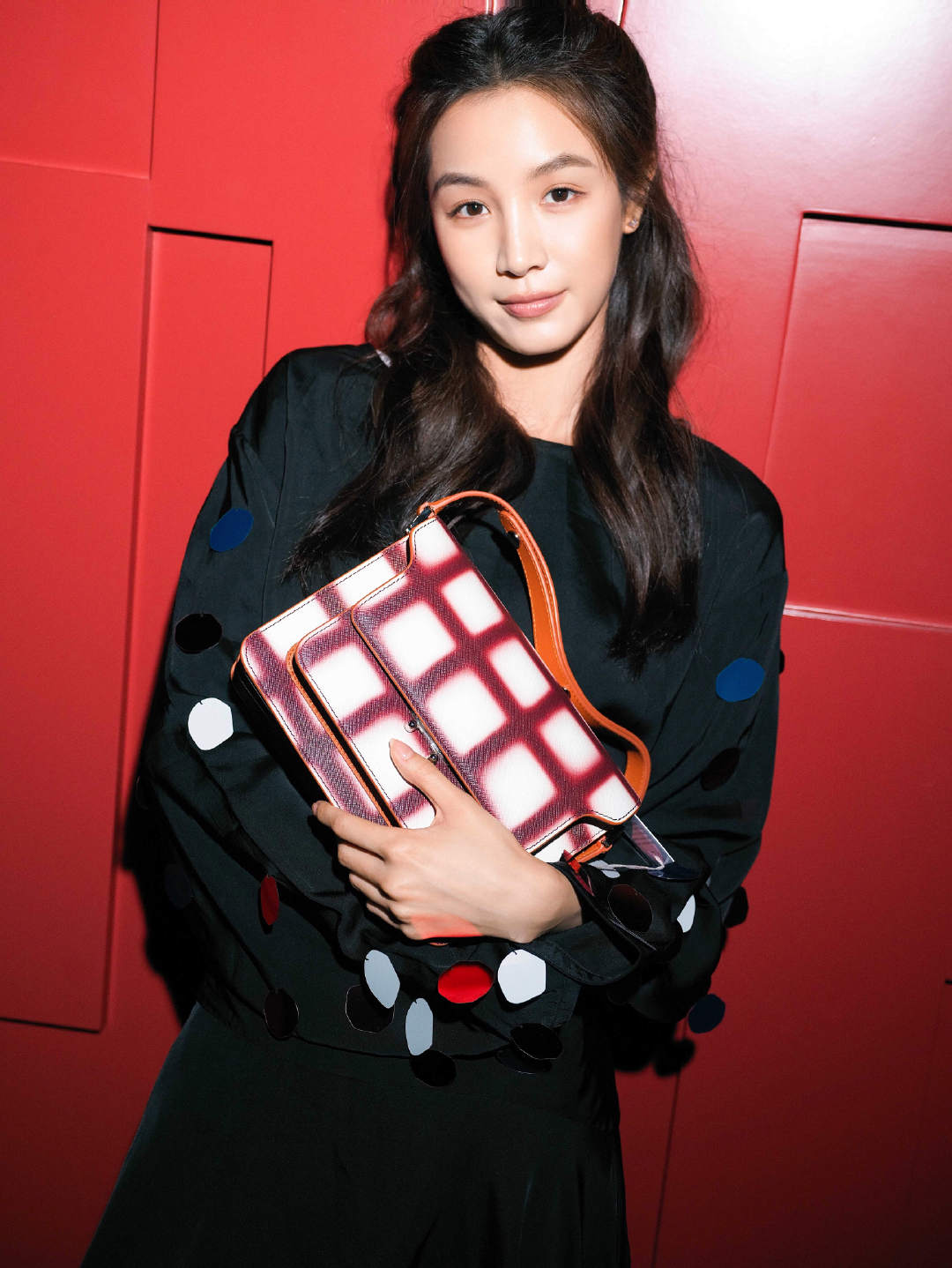 欢娱影视演员@张楠zz 演绎marni2021年新款早秋系列斜挎包