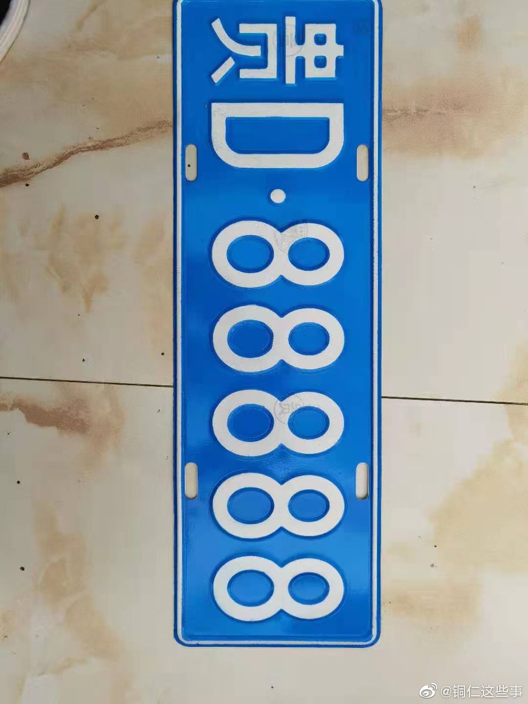 谁知道贵d88888这个车牌在那个大佬车上?