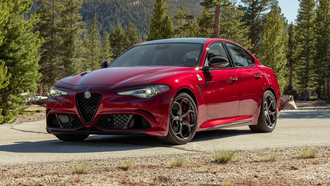 宝马m3 vs 阿尔法·罗密欧giulia四叶草,谁是操控王?