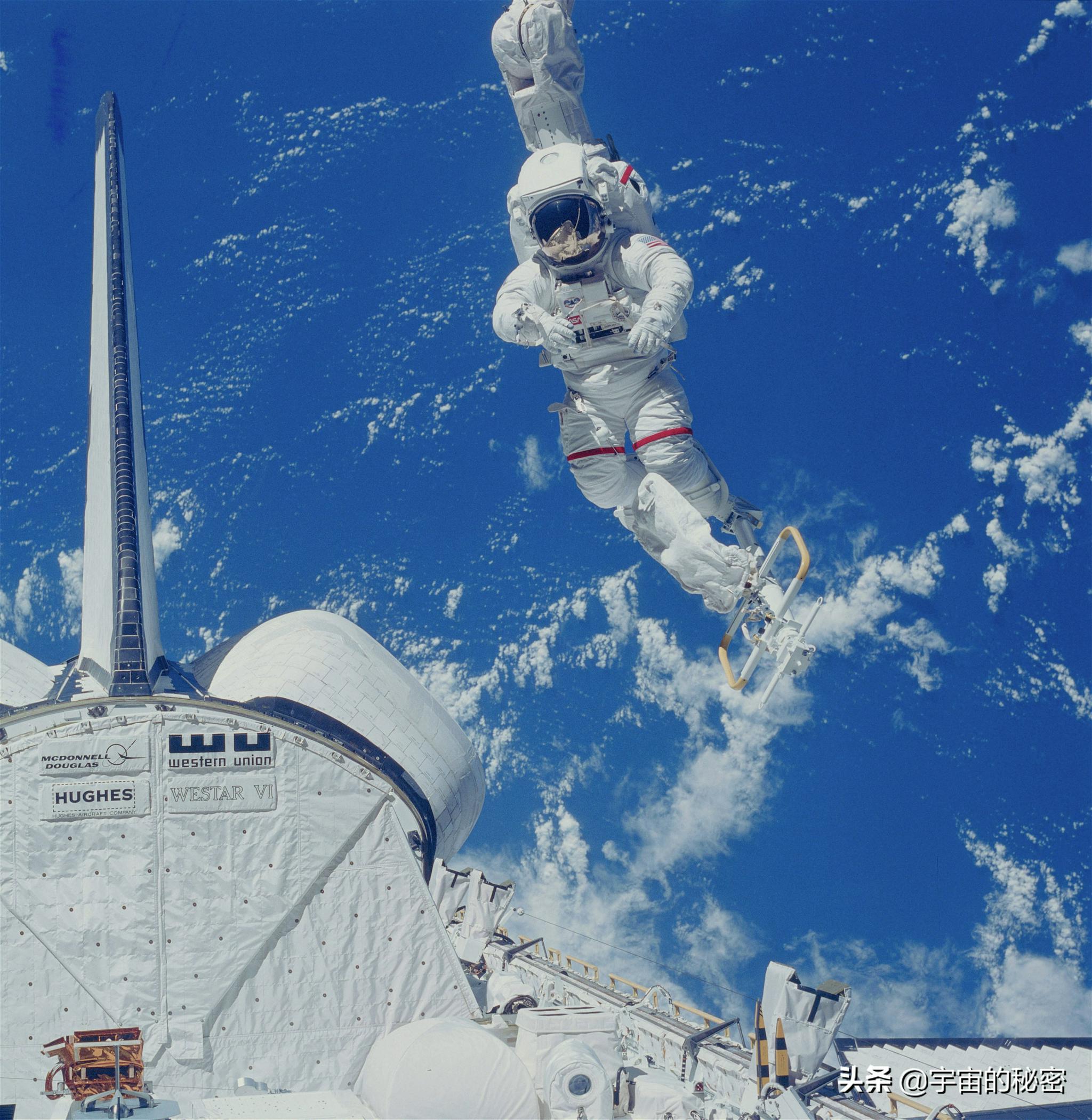 为什么宇航员在太空不吃面包,却吃玉米饼和花生酱?