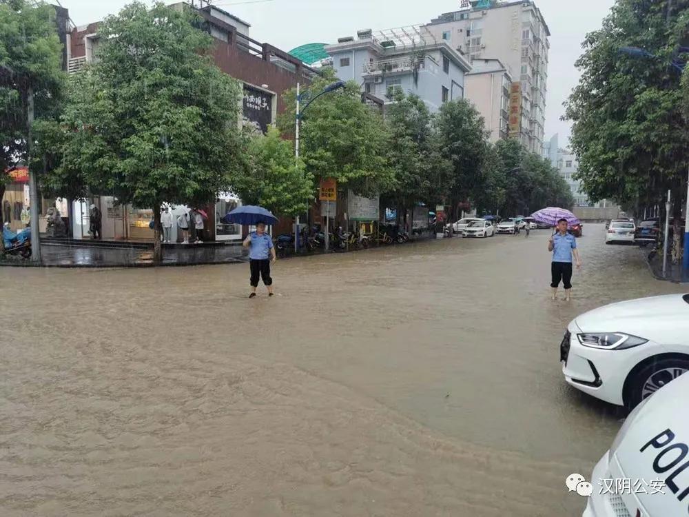 暴雨突袭汉阴公安逆雨前行守护群众安全