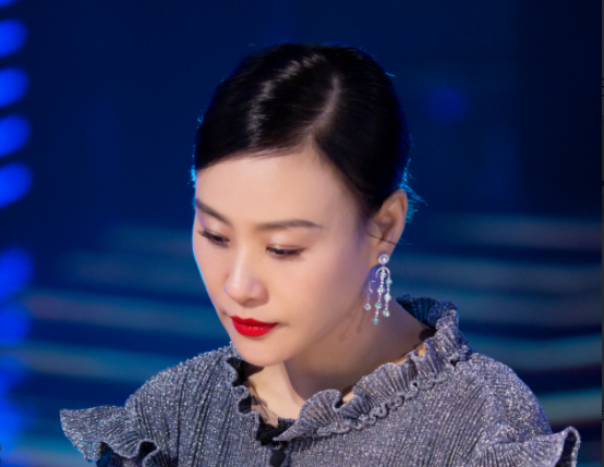 55岁邬君梅罕见穿旗袍,睫毛浓密皮肤光滑无皱纹,身材纤瘦有曲线