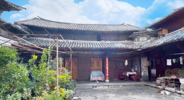 云南白族富贵人家的老宅,三个四合院连成一个府第,太过奢华休闲区蓝鸢梦想 - Www.slyday.coM