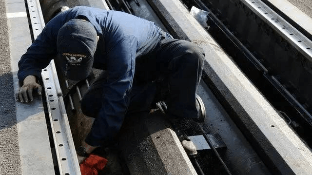 美军展示核动力航空母舰的蒸汽弹射器内部结构与保养过程休闲区蓝鸢梦想 - Www.slyday.coM 美军展示核动力航空母舰的蒸汽弹射器内部结构与保养过程休闲区蓝鸢梦想 - Www.slyday.coM