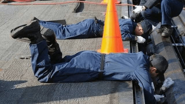 美军展示核动力航空母舰的蒸汽弹射器内部结构与保养过程休闲区蓝鸢梦想 - Www.slyday.coM 美军展示核动力航空母舰的蒸汽弹射器内部结构与保养过程休闲区蓝鸢梦想 - Www.slyday.coM