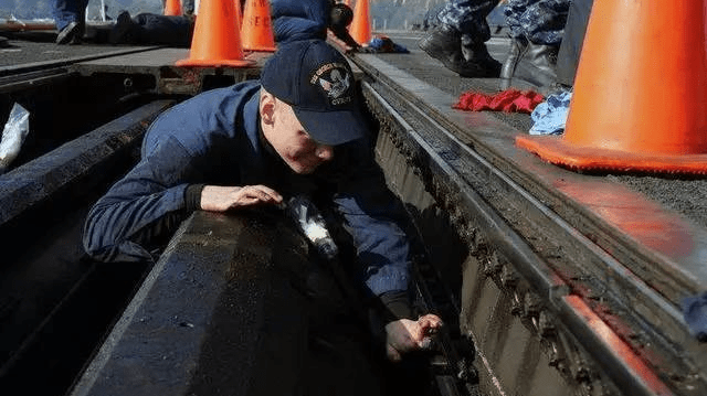 美军展示核动力航空母舰的蒸汽弹射器内部结构与保养过程休闲区蓝鸢梦想 - Www.slyday.coM