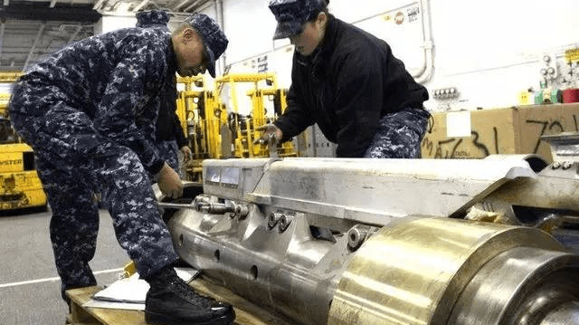 美军展示核动力航空母舰的蒸汽弹射器内部结构与保养过程休闲区蓝鸢梦想 - Www.slyday.coM 美军展示核动力航空母舰的蒸汽弹射器内部结构与保养过程休闲区蓝鸢梦想 - Www.slyday.coM