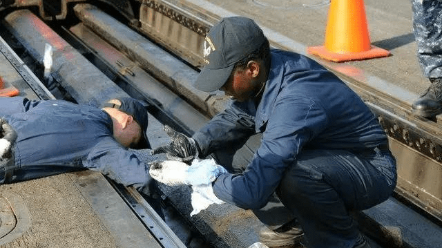 美军展示核动力航空母舰的蒸汽弹射器内部结构与保养过程休闲区蓝鸢梦想 - Www.slyday.coM 美军展示核动力航空母舰的蒸汽弹射器内部结构与保养过程休闲区蓝鸢梦想 - Www.slyday.coM