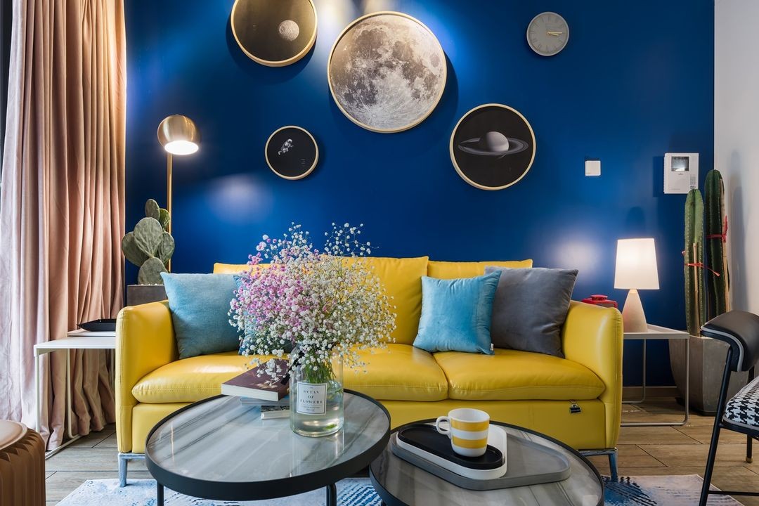 克莱因蓝加上亮丽黄撞色的设计更为独特满足我们对新家的设想