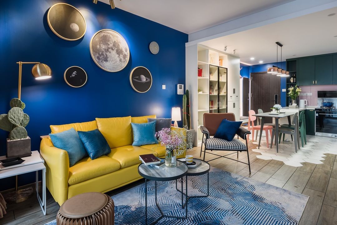 客厅选择了克莱因蓝和亮丽黄的撞色设计,打造了一个独特的空间,还加入