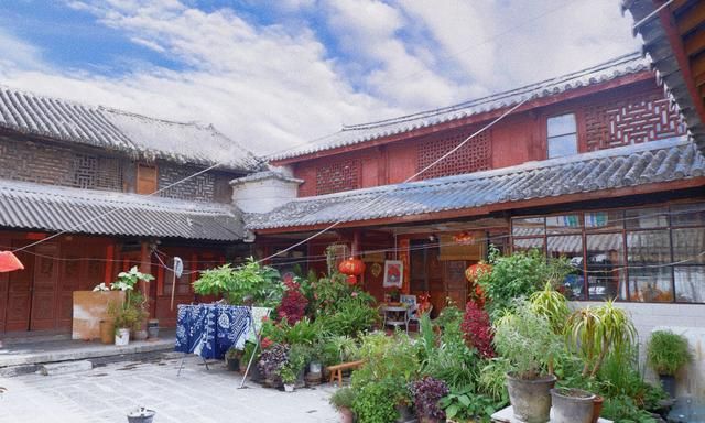 云南白族富贵人家的老宅,三个四合院连成一个府第,太过奢华休闲区蓝鸢梦想 - Www.slyday.coM