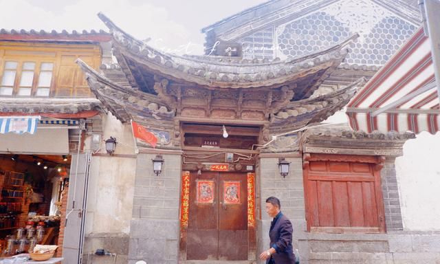 云南白族富贵人家的老宅,三个四合院连成一个府第,太过奢华休闲区蓝鸢梦想 - Www.slyday.coM