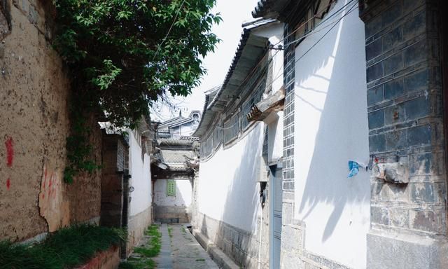 云南白族富贵人家的老宅,三个四合院连成一个府第,太过奢华休闲区蓝鸢梦想 - Www.slyday.coM