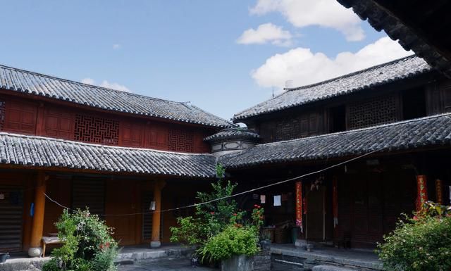 云南白族富贵人家的老宅,三个四合院连成一个府第,太过奢华休闲区蓝鸢梦想 - Www.slyday.coM