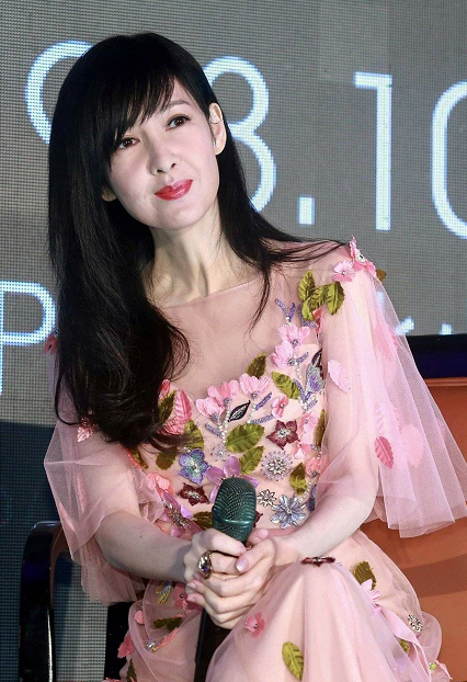 周慧敏真不服老穿粉纱裙扮少女可架不住脸上皱纹多