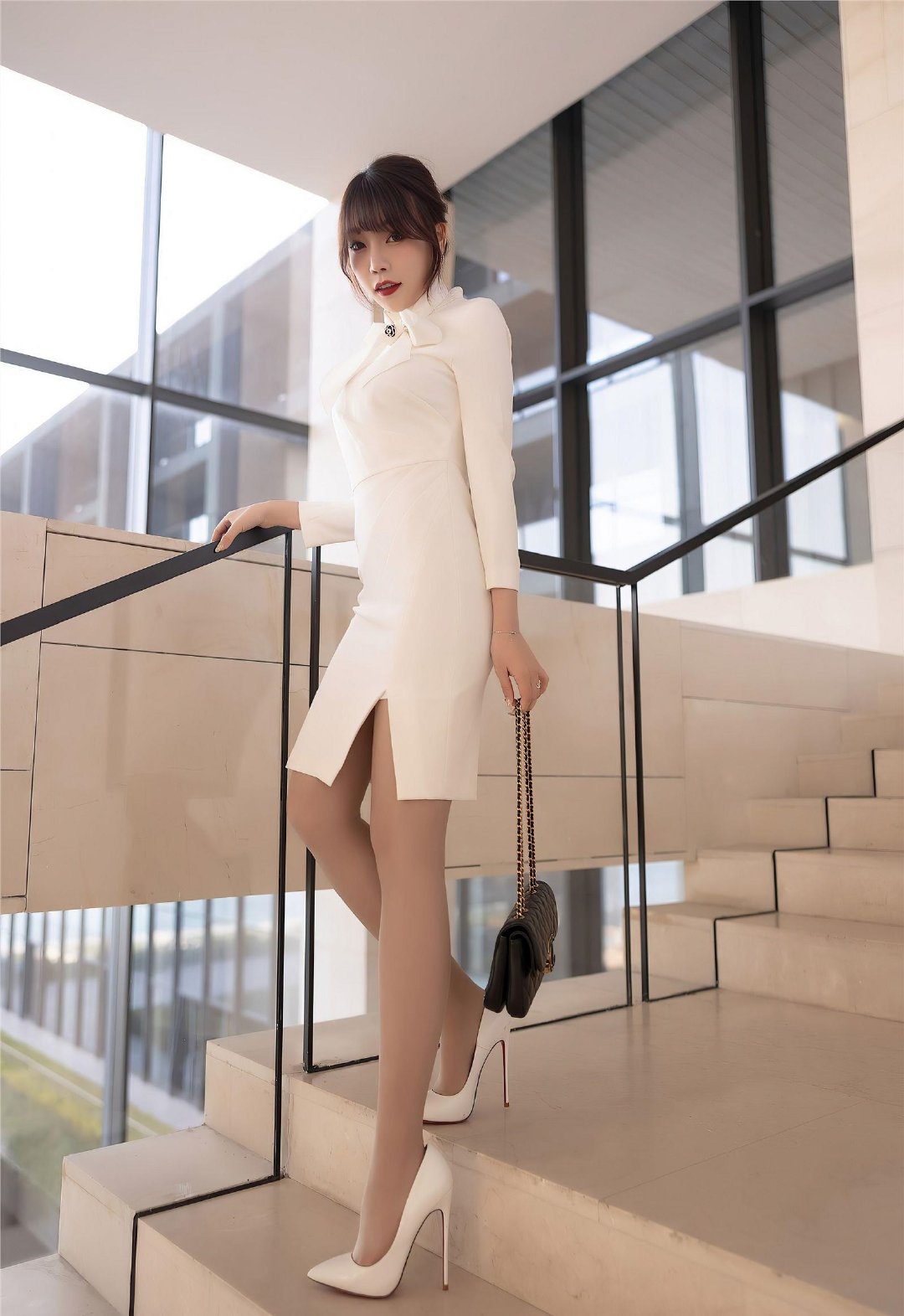 白色连衣裙温柔有力量,简约时尚让你成功成为职场的气质女王