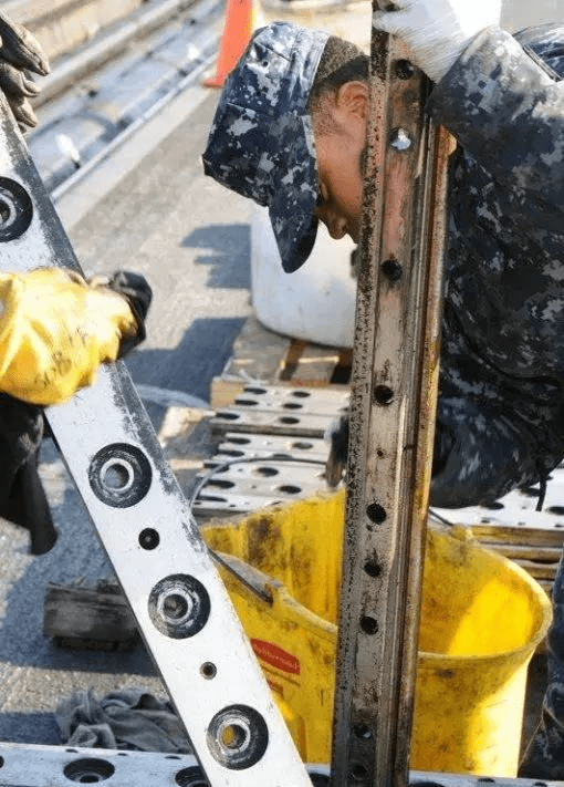 美军展示核动力航空母舰的蒸汽弹射器内部结构与保养过程休闲区蓝鸢梦想 - Www.slyday.coM 美军展示核动力航空母舰的蒸汽弹射器内部结构与保养过程休闲区蓝鸢梦想 - Www.slyday.coM