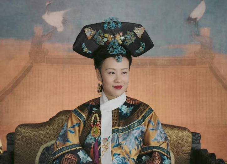 55岁邬君梅罕见穿旗袍,睫毛浓密皮肤光滑无皱纹,身材纤瘦有曲线