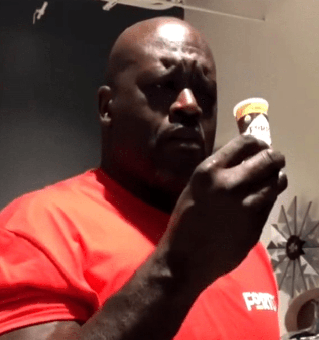 辣度超过了奥尼尔能够承受的极限,于是他就抓起身边的一瓶矿泉水狂饮