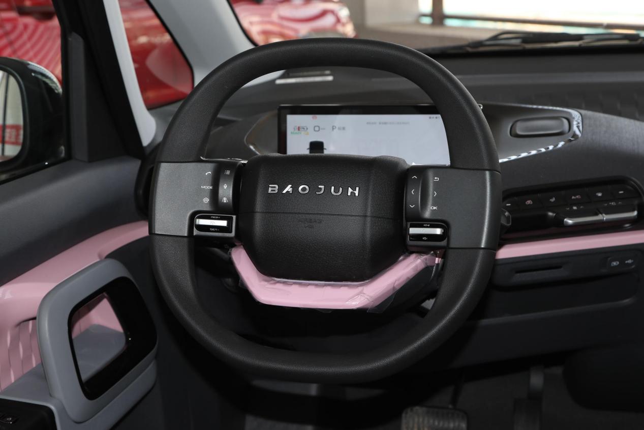 内饰方面,宝骏e300也具有一定的设计感,操控区是采用了贯通式设计