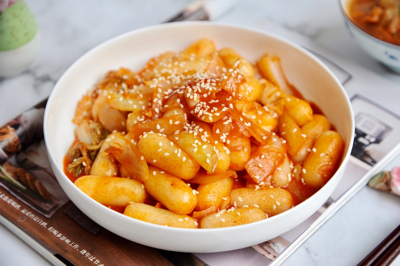 辣白菜炒年糕香味浓郁步骤简单自己学会想吃不用外面买