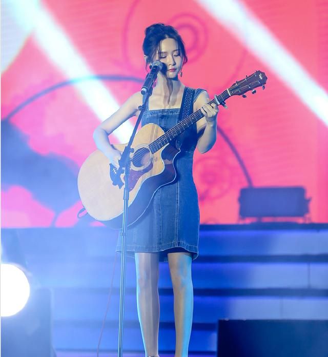 斗鱼阿冷早期生图曝光,疑被摄影师泄露贩卖,脸部圆润似"饼脸"