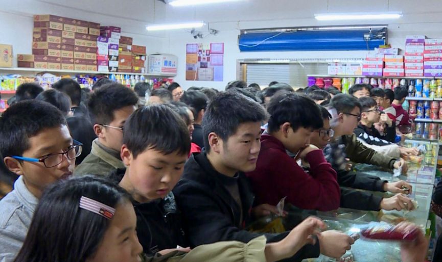 教育部发文,不得在校内设置小卖部,学生课间的快乐又少了休闲区蓝鸢梦想 - Www.slyday.coM