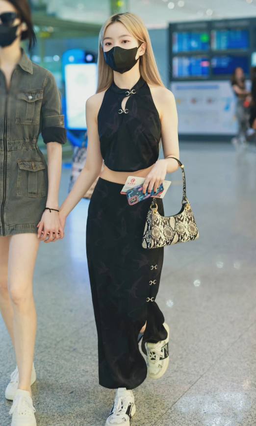 陈卓璇走红后太敢穿大胆挑战儿童肚兜秀出爱豆腰简直了