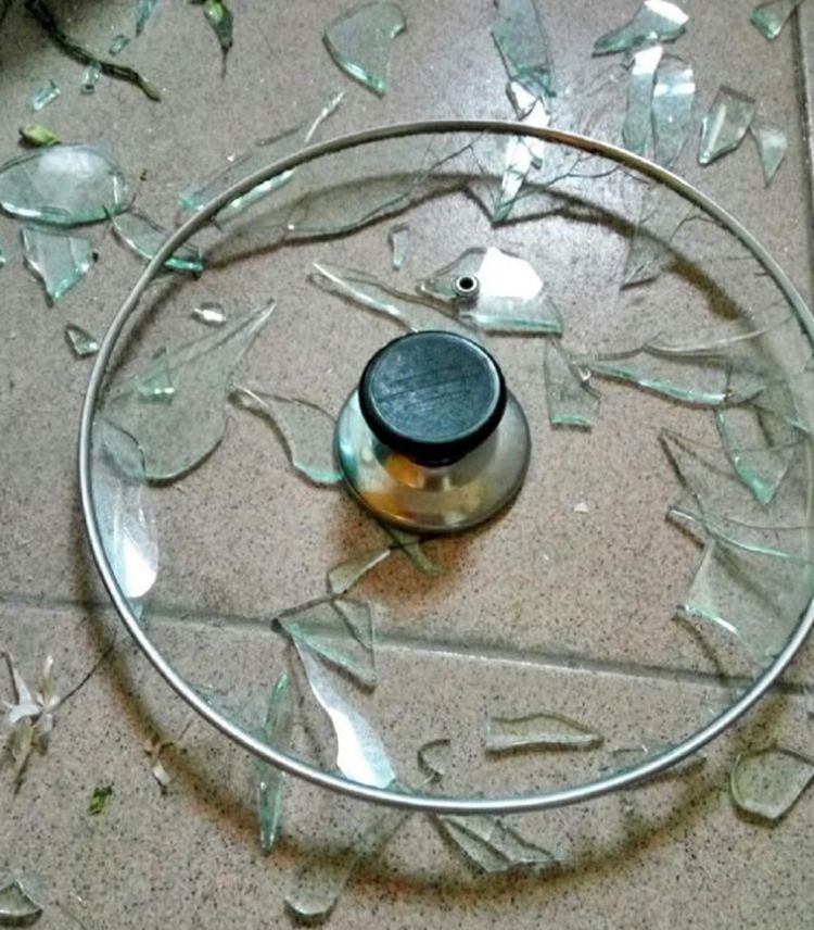 一名网友下班回家后准备做饭,刚一进厨房差点被地上的玻璃渣扎到,仔细