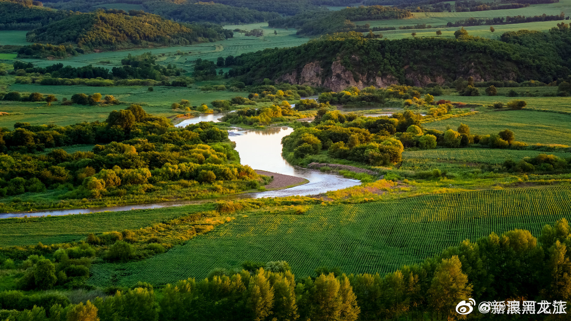 群山莽莽的小兴安岭,亲近滔滔不息的黑龙江水