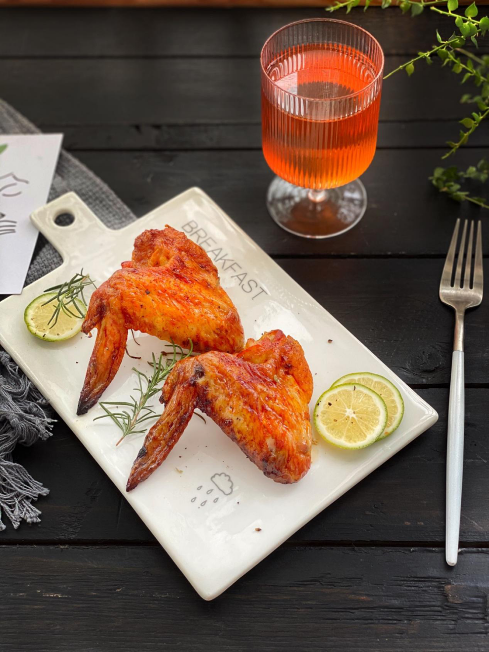 其实在家烤全翅是非常简单的,只需要买些全翅和烤翅料就行,现在到处都